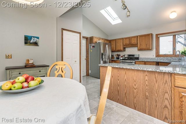 1574 Devonshire Drive, Troy, MI 48098