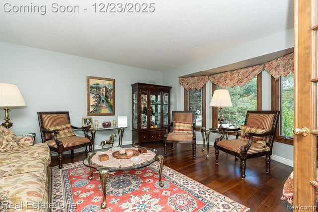 1574 Devonshire Drive, Troy, MI 48098