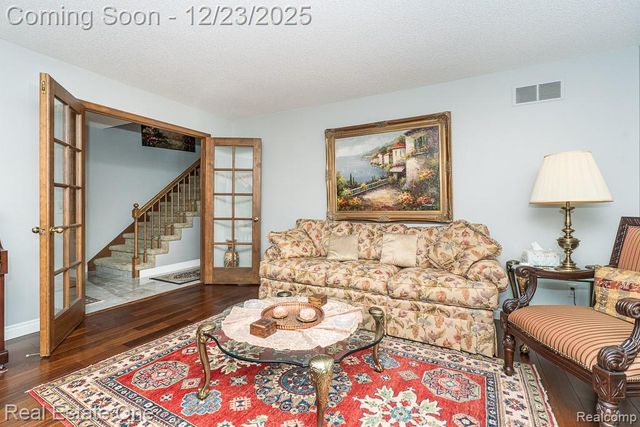 1574 Devonshire Drive, Troy, MI 48098