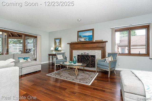 1574 Devonshire Drive, Troy, MI 48098