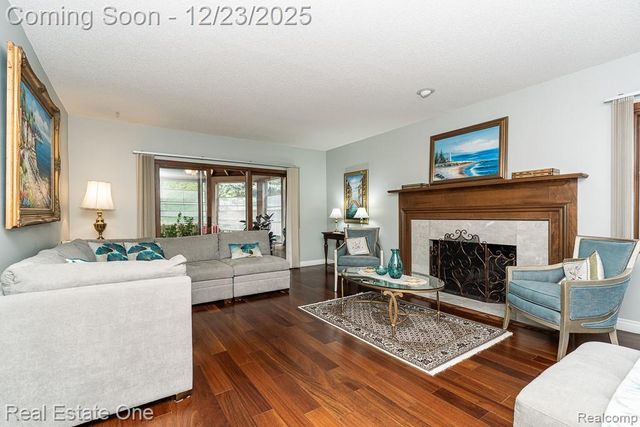 1574 Devonshire Drive, Troy, MI 48098