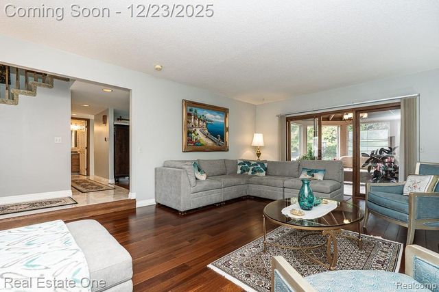 1574 Devonshire Drive, Troy, MI 48098