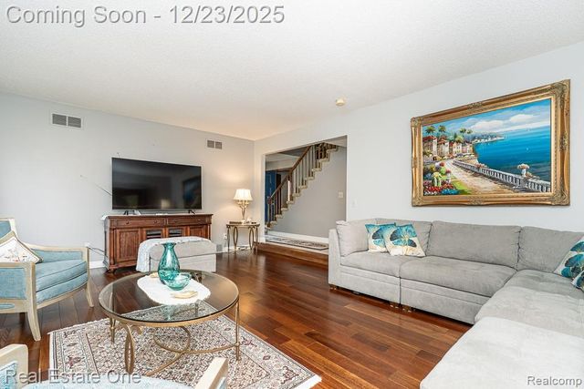 1574 Devonshire Drive, Troy, MI 48098