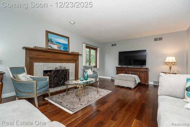 1574 Devonshire Drive, Troy, MI 48098