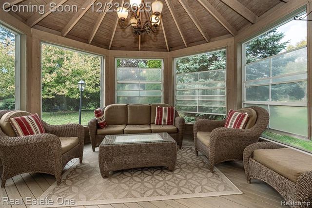 1574 Devonshire Drive, Troy, MI 48098