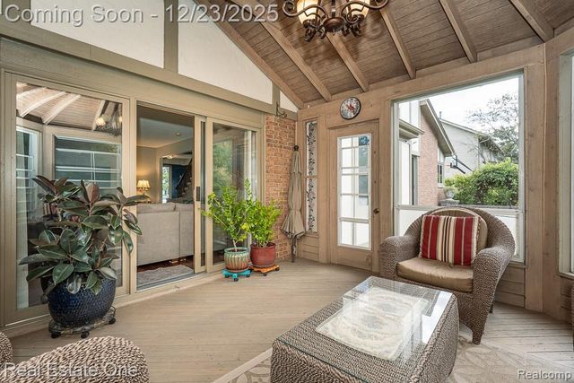 1574 Devonshire Drive, Troy, MI 48098