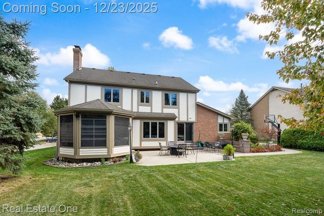1574 Devonshire Drive, Troy, MI 48098