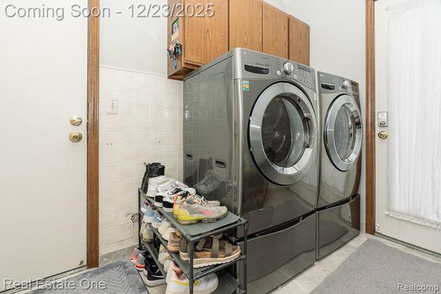 1574 Devonshire Drive, Troy, MI 48098