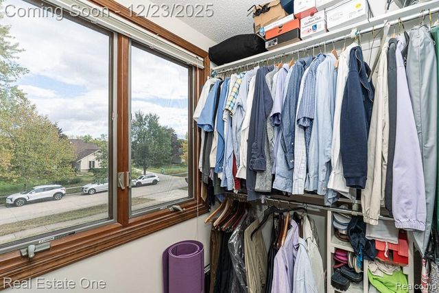 1574 Devonshire Drive, Troy, MI 48098