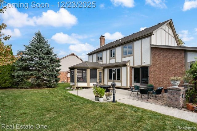 1574 Devonshire Drive, Troy, MI 48098