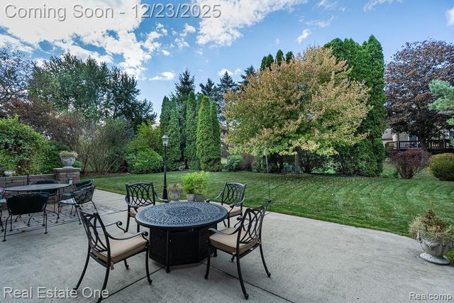 1574 Devonshire Drive, Troy, MI 48098