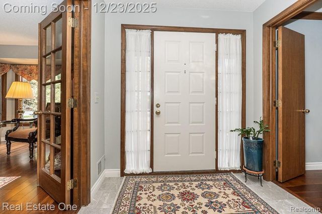 1574 Devonshire Drive, Troy, MI 48098