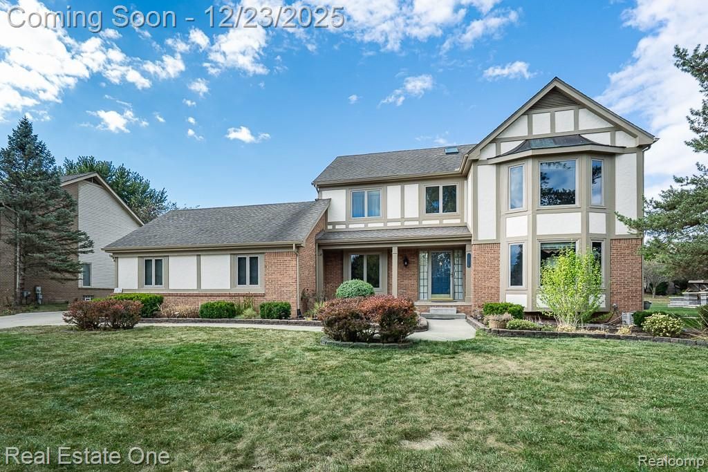1574 Devonshire Drive, Troy, MI 48098