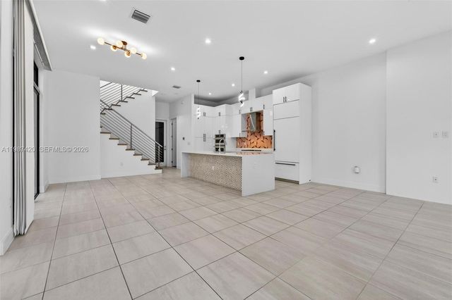 8237 NW 43rd St, Doral, FL 33166