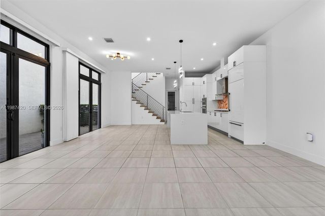 8237 NW 43rd St, Doral, FL 33166