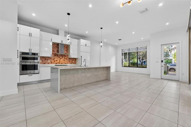 8237 NW 43rd St, Doral, FL 33166