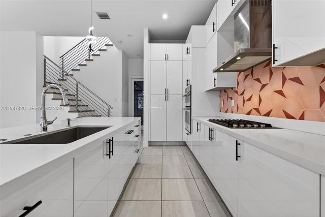 8237 NW 43rd St, Doral, FL 33166