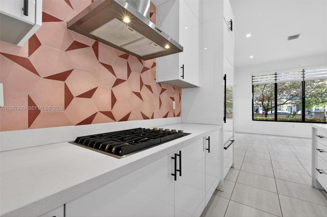 8237 NW 43rd St, Doral, FL 33166