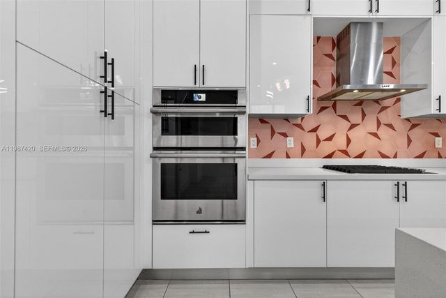 8237 NW 43rd St, Doral, FL 33166