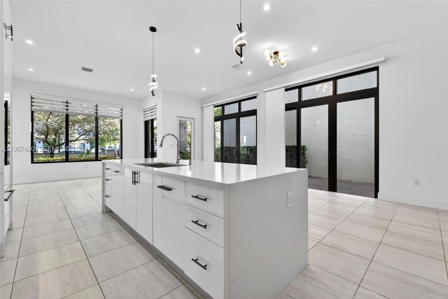 8237 NW 43rd St, Doral, FL 33166