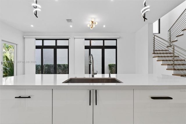 8237 NW 43rd St, Doral, FL 33166