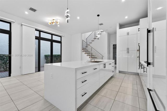 8237 NW 43rd St, Doral, FL 33166