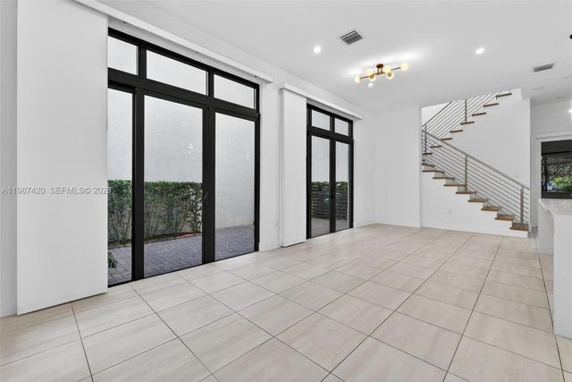 8237 NW 43rd St, Doral, FL 33166