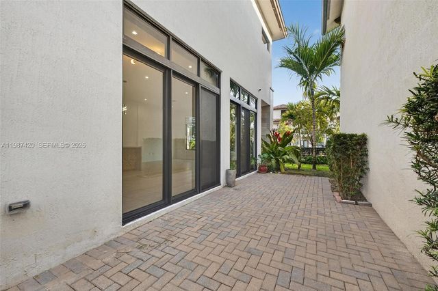 8237 NW 43rd St, Doral, FL 33166