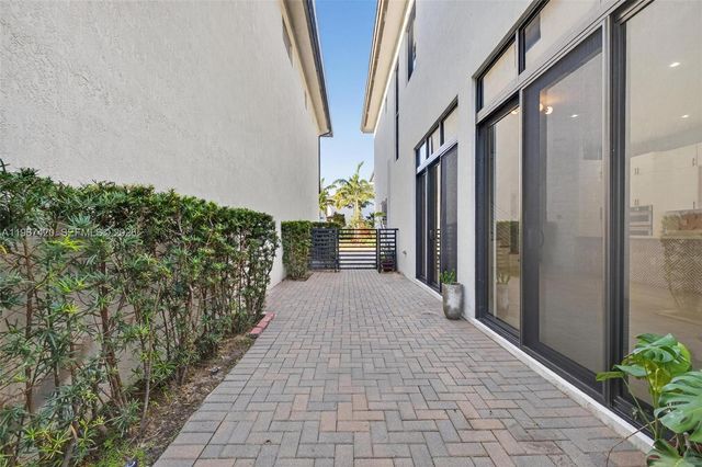 8237 NW 43rd St, Doral, FL 33166