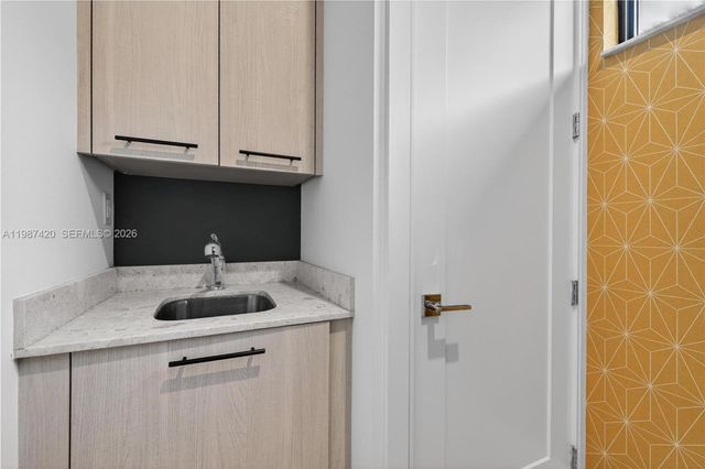 8237 NW 43rd St, Doral, FL 33166