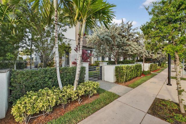 8237 NW 43rd St, Doral, FL 33166