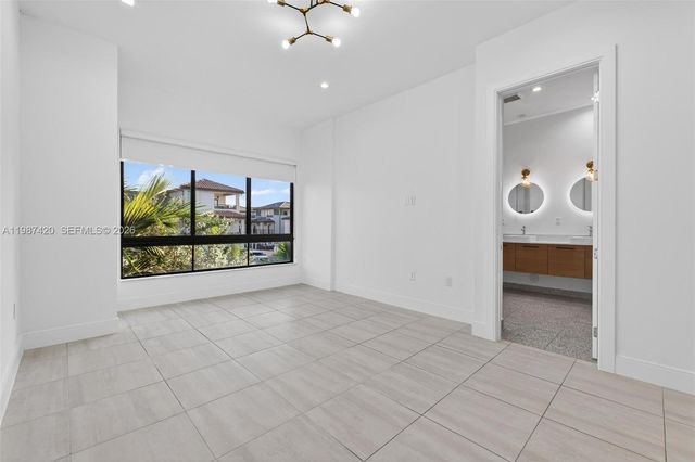 8237 NW 43rd St, Doral, FL 33166