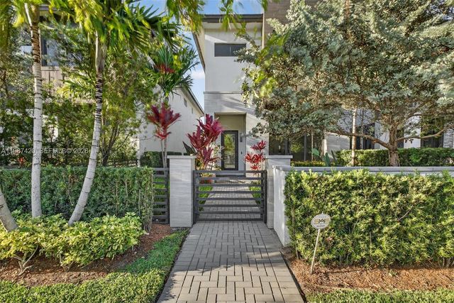 8237 NW 43rd St, Doral, FL 33166