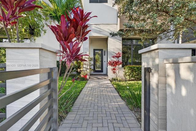 8237 NW 43rd St, Doral, FL 33166