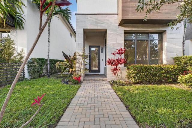 8237 NW 43rd St, Doral, FL 33166