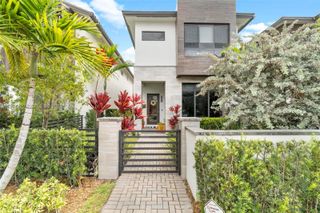 8237 NW 43rd St, Doral, FL 33166