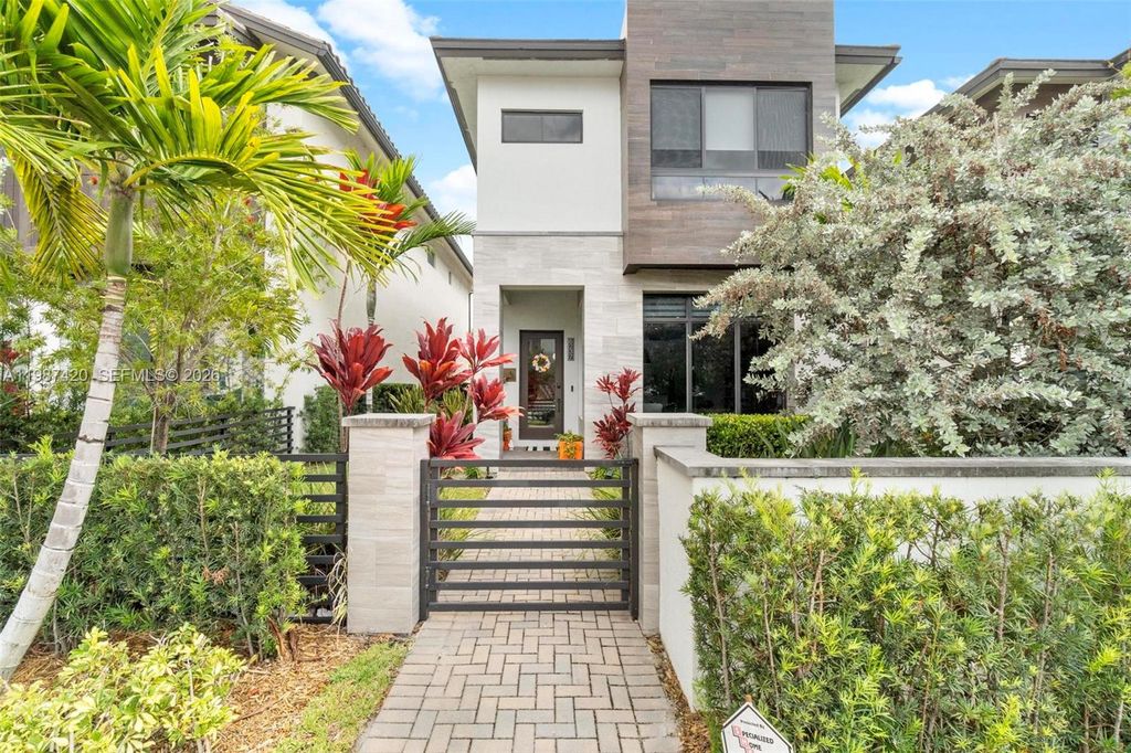 8237 NW 43rd St, Doral, FL 33166