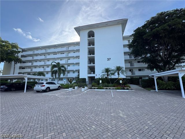 37 High Point CIR E 305, Naples, FL 34103