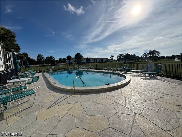 37 High Point CIR E 305, Naples, FL 34103