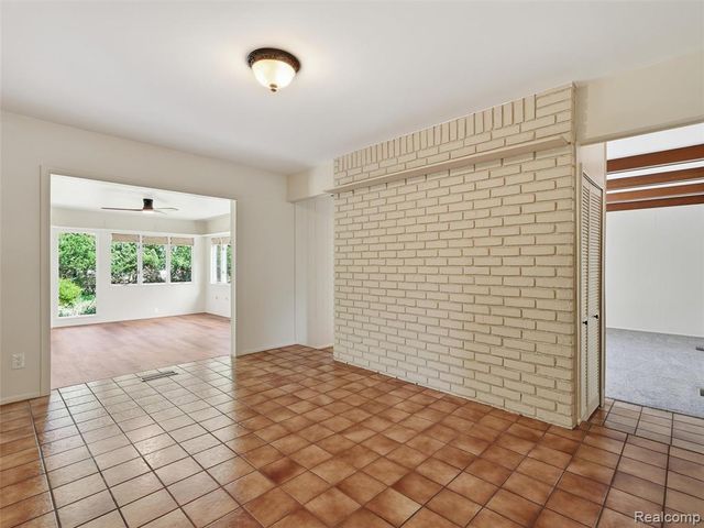 31526 Sunset Drive, Beverly Hills, MI 48025