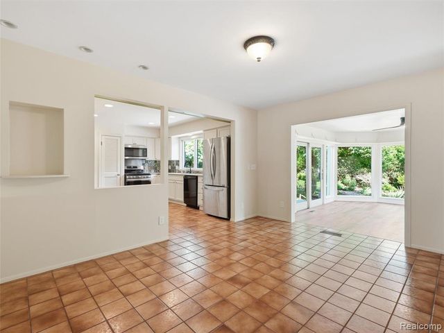 31526 Sunset Drive, Beverly Hills, MI 48025