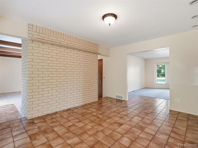 31526 Sunset Drive, Beverly Hills, MI 48025