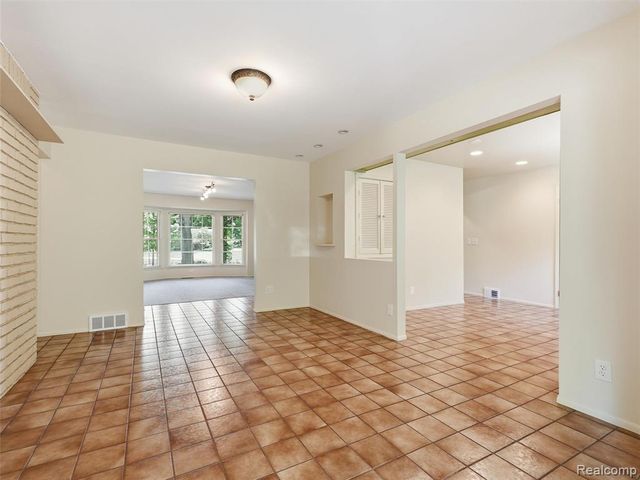 31526 Sunset Drive, Beverly Hills, MI 48025