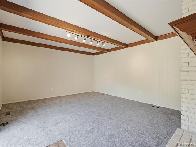 31526 Sunset Drive, Beverly Hills, MI 48025