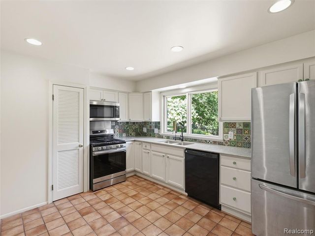 31526 Sunset Drive, Beverly Hills, MI 48025