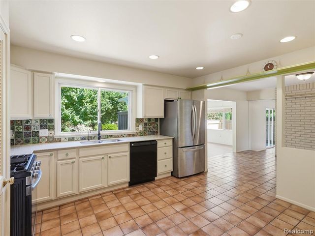 31526 Sunset Drive, Beverly Hills, MI 48025