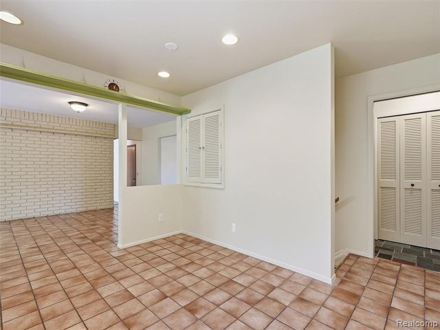 31526 Sunset Drive, Beverly Hills, MI 48025