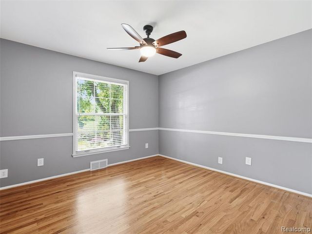31526 Sunset Drive, Beverly Hills, MI 48025