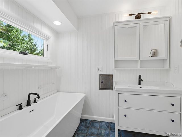 31526 Sunset Drive, Beverly Hills, MI 48025