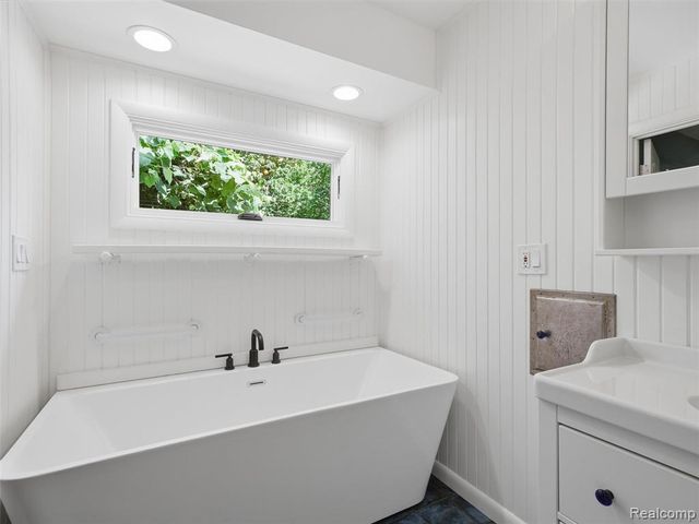 31526 Sunset Drive, Beverly Hills, MI 48025